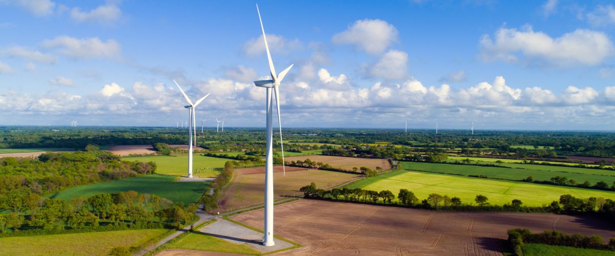 Turbiny wiatrowe wśród pól uprawnych - fot. altitudedrone - Fotolia.com